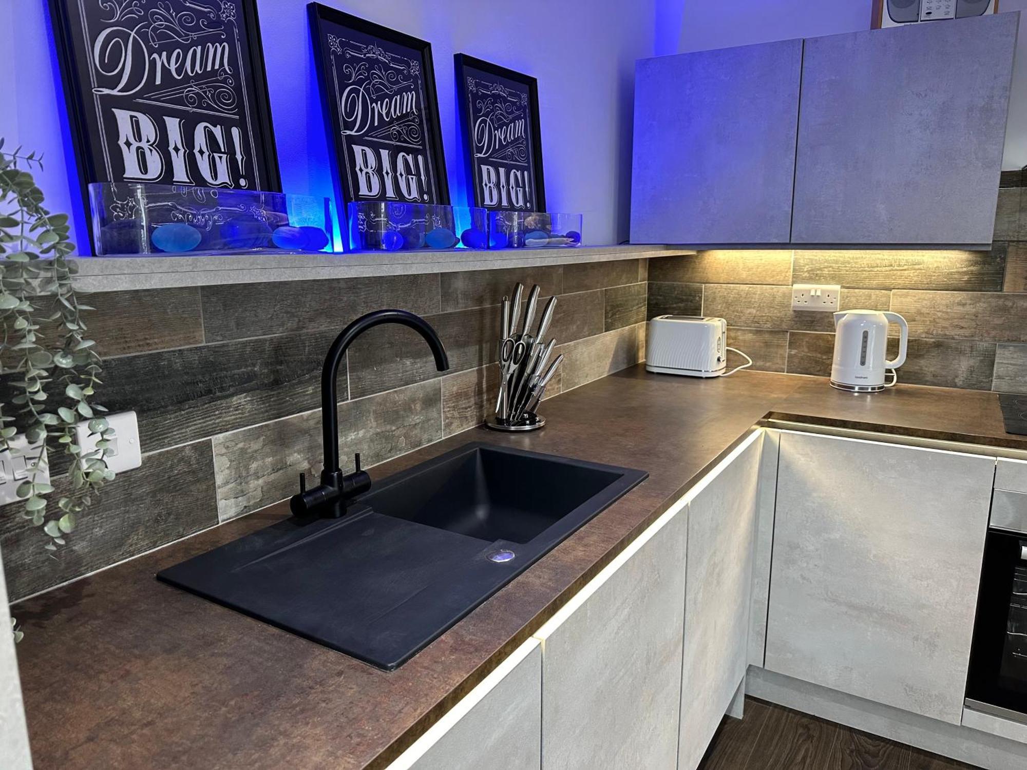 Vibrant Apartments Close To City Centre 카디프 외부 사진